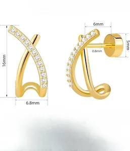 Vue détaillée des boucles d'oreilles en X plaquées or 18 carats avec incrustations