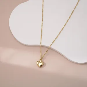 Dettaglio della collana con pendente a cuore 3D dorato su espositore moderno