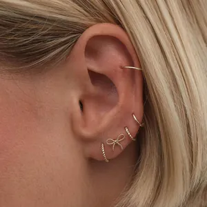 Détails de boucles d'oreilles papillon dorées en lot pour un look multi-piercing chic