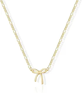 Dettaglio catena Figaro dorata con ciondolo a fiocco lucido per collana da donna