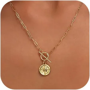 Collana a catena a graffetta dorata con ciondolo a bussola solare e chiusura OT su modella