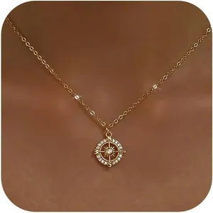 Elegante collana dorata con ciondolo a bussola per donna con zirconi scintillanti