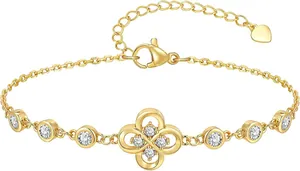 Dettaglio di un bracciale a quadrifoglio placcato oro 14K con zirconi e ciondolo a cuore