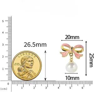 Dimensiones detalladas de los pendientes de lazo con perla que muestran la altura de 25 mm