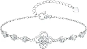 Dettaglio del bracciale a quadrifoglio in argento con zirconi e ciondolo a cuore
