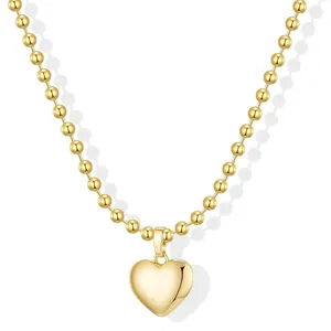 Elegante collana con ciondolo a cuore dorato e catena a sfere lucida su sfondo bianco