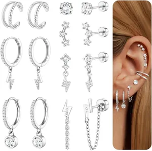 Gros plan d'un ensemble de 12 boucles d'oreilles argentées avec étoiles et zircons