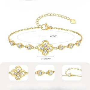 Bracciale a quadrifoglio placcato oro 14K con zirconi scintillanti su sfondo bianco
