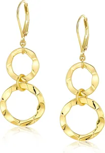 Détail de boucles d'oreilles anneaux dorés martelés avec fermoirs de style levier