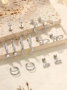 Vue détaillée des boucles d'oreilles lune et étoile avec zircons sur une pierre