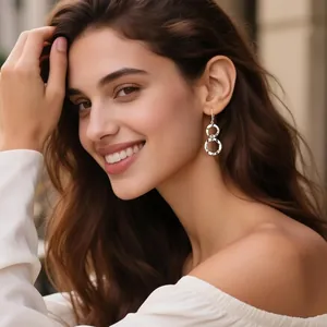 Gros plan sur des boucles d'oreilles doubles cercles argentés au fini martelé
