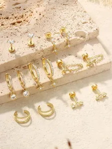 Gros plan de boucles d'oreilles étoile et lune en or et zircon sur pierre naturelle