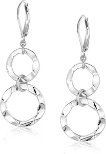 Détail macro de boucles d'oreilles argentées avec anneaux ondulés entrelacés polis
