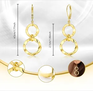 Détail des boucles d'oreilles double cercle martelées dorées de 4,5cm avec fermoirs