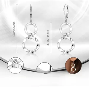 Détails de boucles d'oreilles argentées à anneaux ondulés avec fermoir levier