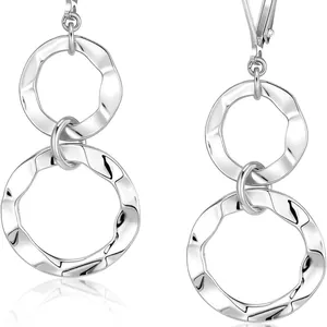 Boucles d'oreilles pendantes double anneau argenté martelé au design bohème vintage