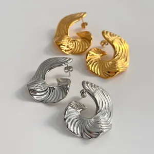 Boucles d'oreilles créoles C en laiton poli doré et argenté avec texture de vague
