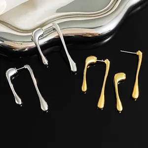 Unregelmäßige goldene und silberne Tropfenohrringe im polierten, minimalistischen Design