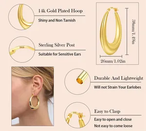 Détail de boucles d'oreilles créoles ovales dorées à l'or 14 carats avec tiges en argent S925