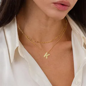 Lussuosa collana a doppio strato in ottone placcato oro con ciondolo lettera K in zircone