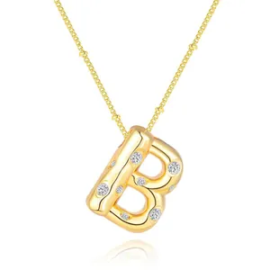 Collana in ottone placcato oro con pendente a lettera B maiuscola e intarsio in zirconi