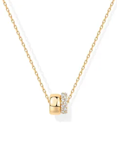 Makro-Detail von goldener Doppelschleifen-Kette mit weißen Zirkonia-Steinen auf der Kette
