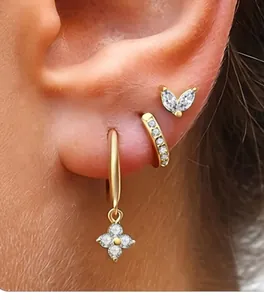 Macro di orecchini in ottone placcato oro con zircone verde e stella a quattro punte elegante