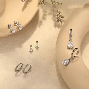 Vierteiliges versilbertes Messing-Ohrring-Set mit Zirkonia im minimalistischen Stil