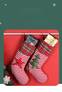 Detailansicht roter gestreifter Nikolausstiefel mit Karomuster und kleinen Geschenken