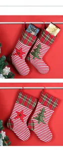 Details von gestrickten Weihnachtssocken mit roten Streifen, Baumwolle und Glöckchen