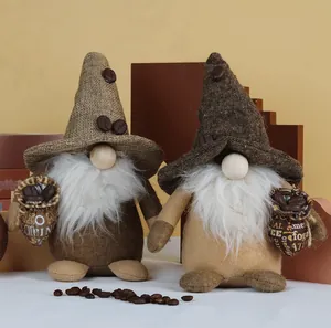 Nahaufnahme von Kaffee-Gnom-Puppen mit Sackleinenmützen vor braunem Hintergrund
