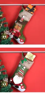 Detail van pluchen kerstsokken met 3D-kerstman en rendier op een feestelijke rode achtergrond
