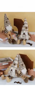 Dettaglio di gnomi del caffè con cappelli a maglia e decorazioni in chicchi