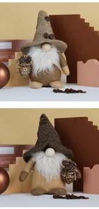 Nahaufnahme der Kaffee-Zwerge mit Sackleinenmützen und Mini-Kaffeebohnensäcken für Deko