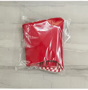 Makroaufnahme von gefalteter roter Strick-Weihnachtssocke in transparenter OPP-Verpackung