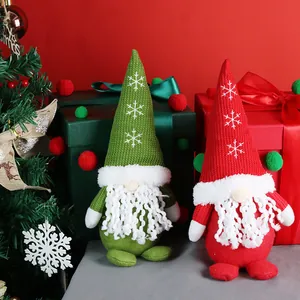 Rote und grüne Weihnachtswichtel mit Schneeflocken-Strickmützen auf festlichem Hintergrund