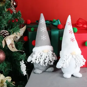 Nordische Weihnachtswichtel mit Schneeflockenmütze und langem weißem Bart für die Deko