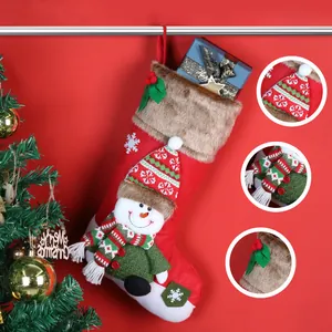 Rode kerstsok met pluche boord en 3D sneeuwpop hangend aan de kerstboom decoratie