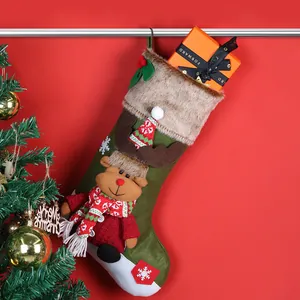 Groene kerstsok met pluche rand en 3D-rendierpop tegen een feestelijke rode achtergrond