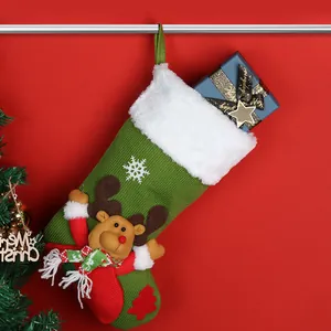 Grüner Strick-Weihnachtsstrumpf mit Plüsch-Rentierpuppe und weißer Schneeflocken-Stickerei