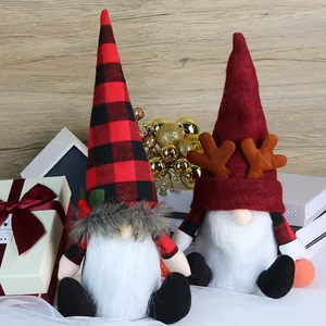 Gnomos de Navidad con cuadros y astas de reno sobre un fondo de madera festivo