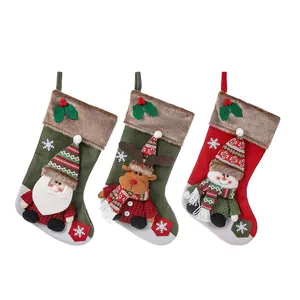 Set van 3 kerstsokken met 3D-knuffels van de Kerstman, het rendier en de sneeuwpop