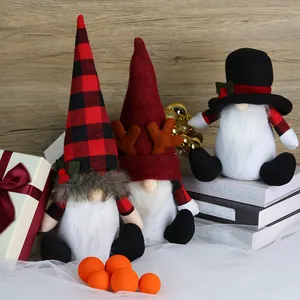 Set de tres gnomos de Navidad nórdicos con sombreros de cuadros y astas de reno