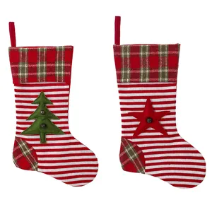 Gestrickte Weihnachtsstrümpfe mit Baum- und Sternmustern, Glöckchen und Aufhängeschlaufe