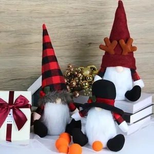 Set de tres gnomos navideños con gorros de cuadros y barbas blancas sobre fondo de madera