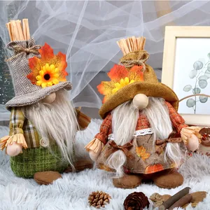 Gnomi autunnali in peluche con girasoli e foglie di acero in un ambiente accogliente