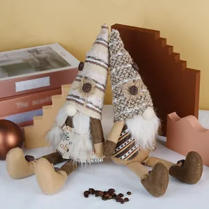 Coppia di gnomi del caffè con lunghe barbe bianche e accenti decorativi di chicchi