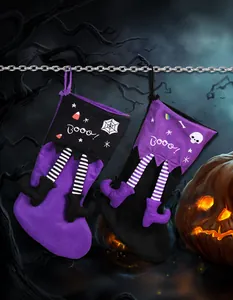 Detail van Halloween-sokken met Booo-tekst en lange gestreepte benen decoratie