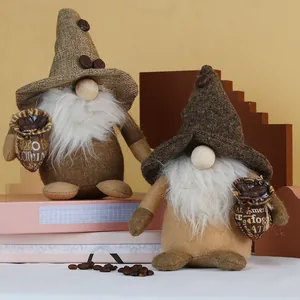 Zwei Kaffee-Gnome Plüschfiguren mit Kaffeebohnen und braunen spitzen Hüten auf Ständern