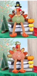 Détail de poupées de dinde de Thanksgiving avec ailes colorées et longues jambes rayées